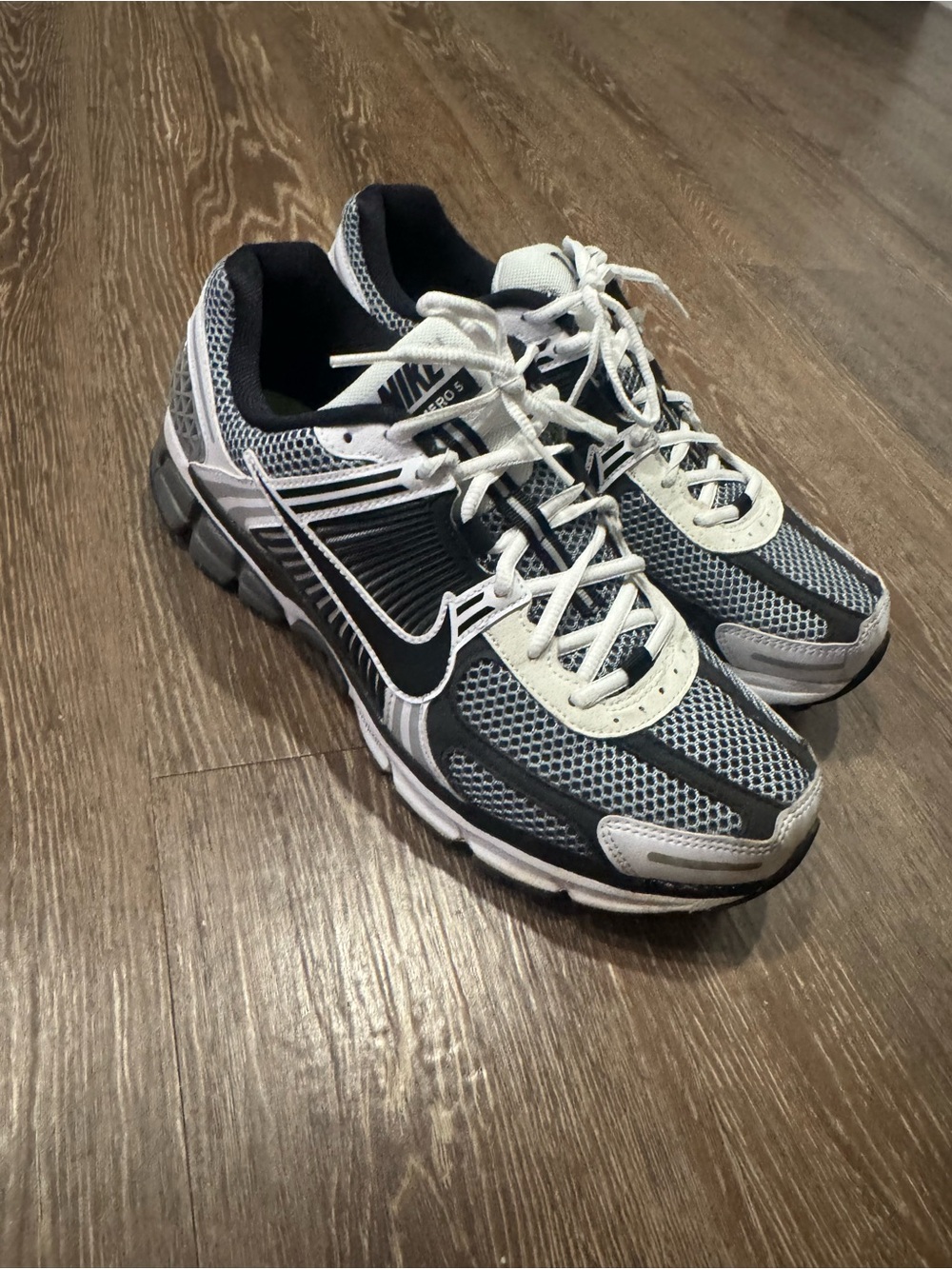 Nike Men’s Black & White Vomero
